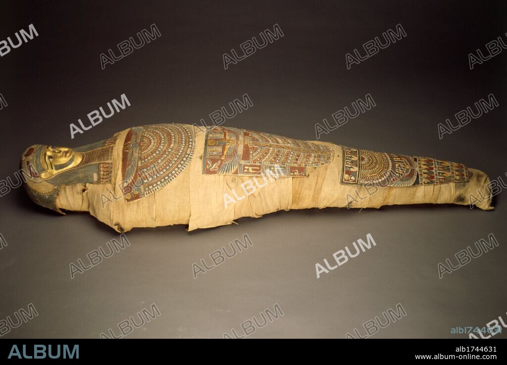 Madrid, M.A.N. Arte Egipcio. Momia falsa. El cuerpo es una tabla de madera vendada. Cartonajes de época ptolemaica.