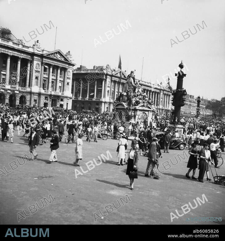 2. Weltkrieg / Frankreich: Befreiung ("Libération") von Paris am 25. August 1944.-Tag der alliierten Parade: Menschenmenge auf der Place da la Concorde; links das Hôtel Crillon, rechts das Hôtel de la Marine.-Foto, 26.8.1944.