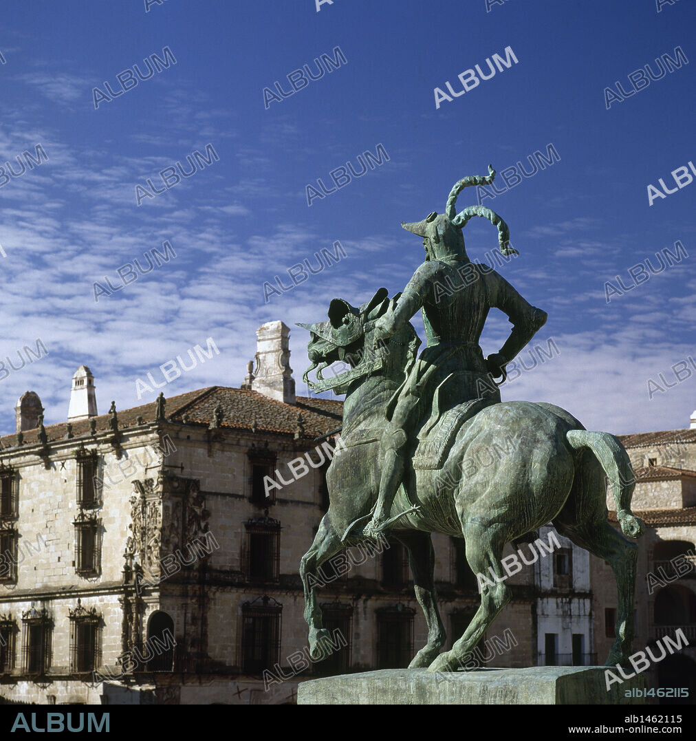 PIZARRO, Francisco (Trujillo, 1478-Lima, 1541). Conquistador español. Asistió con Balboa al descubrimiento del Océano Pacífico (1513). En 1528 descubrió el Perú. Fundó Lima con el nombre de "Ciudad de los Reyes" (1535). ESTATUA ecuestre del conquistador obra de Charles RUMSEY (1929) ubicada en la Plaza Mayor. TRUJILLO. Provincia de Cáceres. Extremadura. España.
