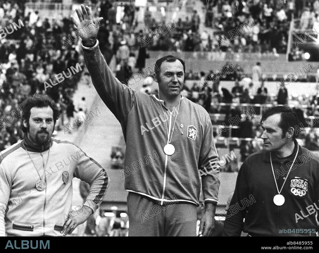 ARKIV 1972. Guldmedaljören Ludvik Danek från Tjeckoslovakien, silvermedaljören Jay Silvester och bronsmedaljören Ricky Bruch efter herrarnas släggfinal vid OS i München 1972. Foto: Pressens Bild / SCANPIX / Kod 190.