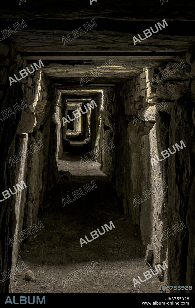 Knowth, UNESCO World Heritage Site, County Meath, Leinster, Republic of Ireland, Europe.