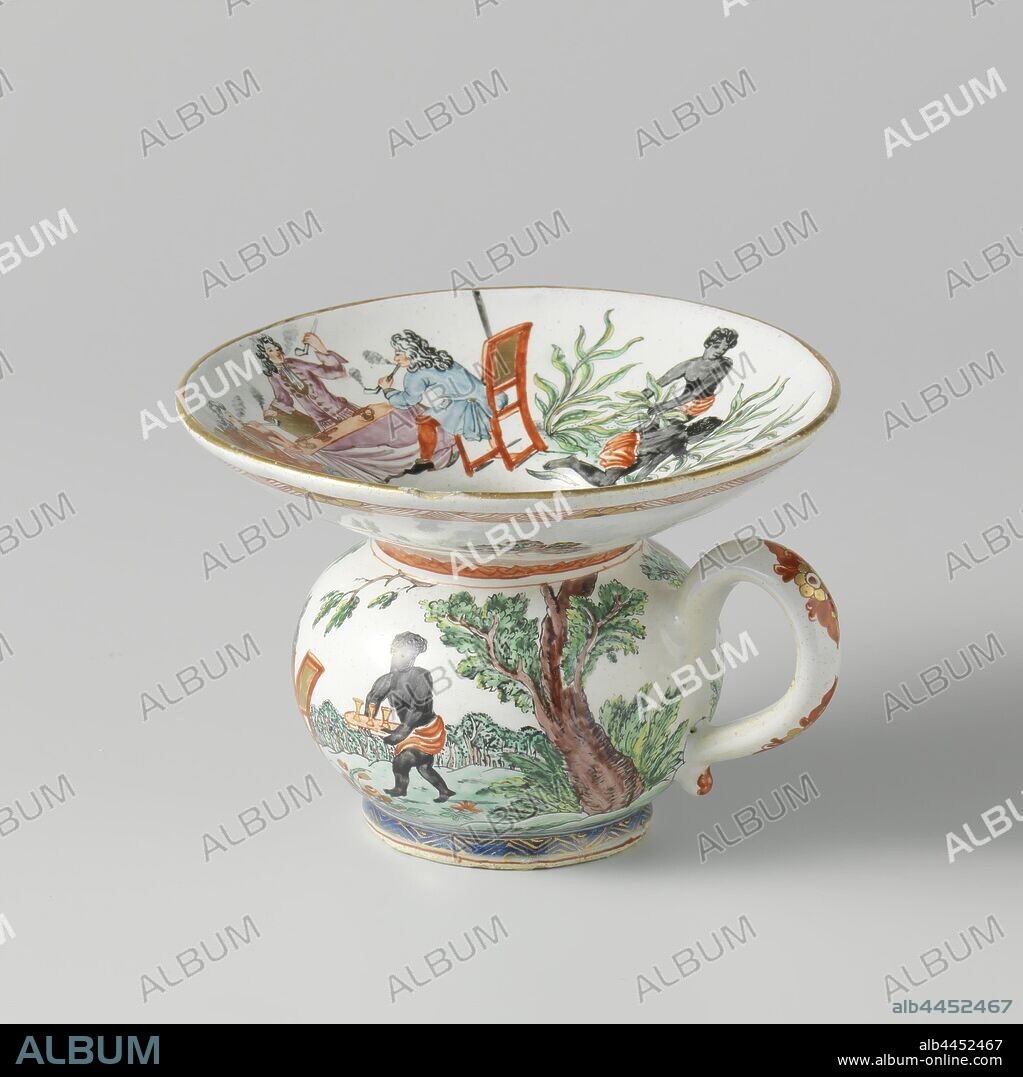Two Spittoons Two spittoons Spittoon, painted with scenes from the tobacco harvest, Spherical spittoon with an ear and flared edge painted with many colors with a continuous representation of two pipe-smoking gentlemen and a black man. On the top edge black men enslaved, picking tobacco leaves and turning them into rolls, tobacco, harvest, American negroes, slavery, serfs and slaves, anonymous, Delft, c. 1715 - c. 1725, h 8.9 cm × d 12.4 cm.