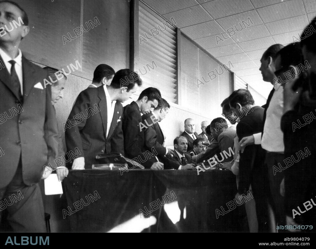 August 1963. Press conference held by Alfredo Di Stéfano, sitting next to Don Santiago Bernabeú, upon arriving in Barajas from Caracas, in which he gave a detailed account of his kidnapping.