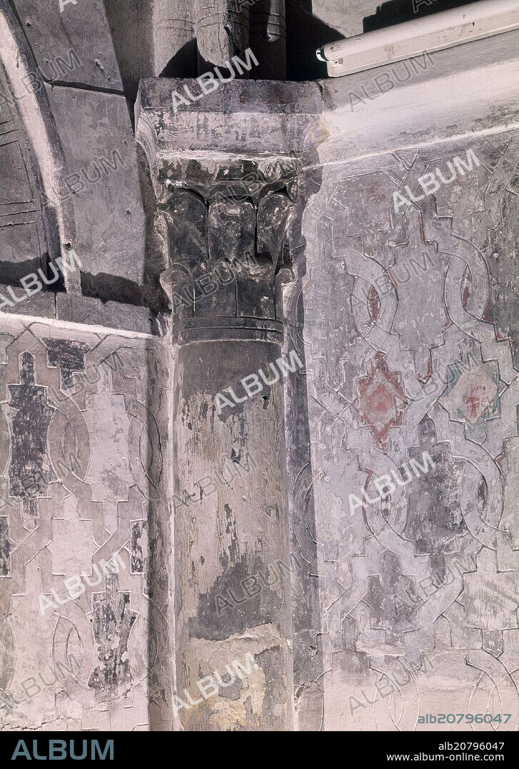 CAPITEL ARABE Y YESERIAS POLICROMADAS.