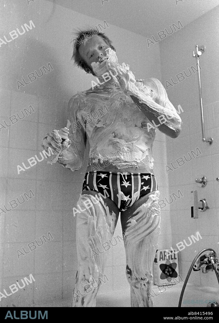 MÜNCHEN 19720829 - OS 1972 i München. Simmaren Gunnar Larsson jagade tusendelar redan dagen före OS-starten. Med en rakhyvel plockade han bort alla hårstrån på kroppen för att minska friktionen. Det hjälpte - på 200 meter medley vann han och slog nytt världsrekord, på den dubbla distansen segrade han med 2 tusendelar. Visst hängde det på ett hår! . Foto: Sven Erik Sjöberg Kod: 53. COPYRIGHT SCANPIX SWEDEN. ** SVD OUT *'.