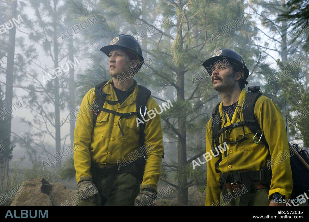 MILES TELLER and TAYLOR KITSCH in ONLY THE BRAVE, 2017, directed by JOSEPH KOSINSKI. Copyright BLACK LABEL MEDIA.