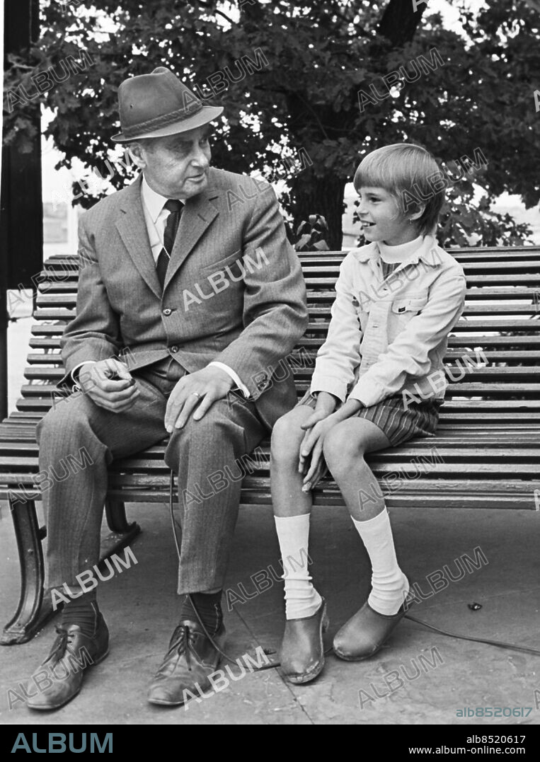 STOCKHOLM 1969-07-07.. MÖTE I SOMMARKVÄLLEN. TV-program från Skansen arrangerat av Runo Edström med musik och funderingar runt lite av varje.. Sänt första gången 1969-08-03.. Här ses farfar Erik Lundegård, känd som den filosofiske kåsören Eld i Dagens Nyheter, med sondottern Marianne, 10 år, på en bänk.. Foto: Bertil S-son Åberg / RiR / SVT / Kod: 5600. Bild publ. i RiR 32/69. RiR 19500 sv/v   . Barnbarn.