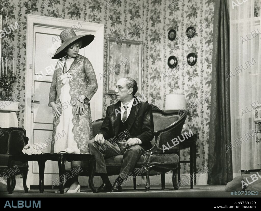 Octubre 1969. Amparo Soler Leal y José María Rodero en una escena de "Plaza Suite", de Neil Simon, que bajo la dirección de Jaime Azpilicueta ha sido estrenada en el teatro Reina Victoria.