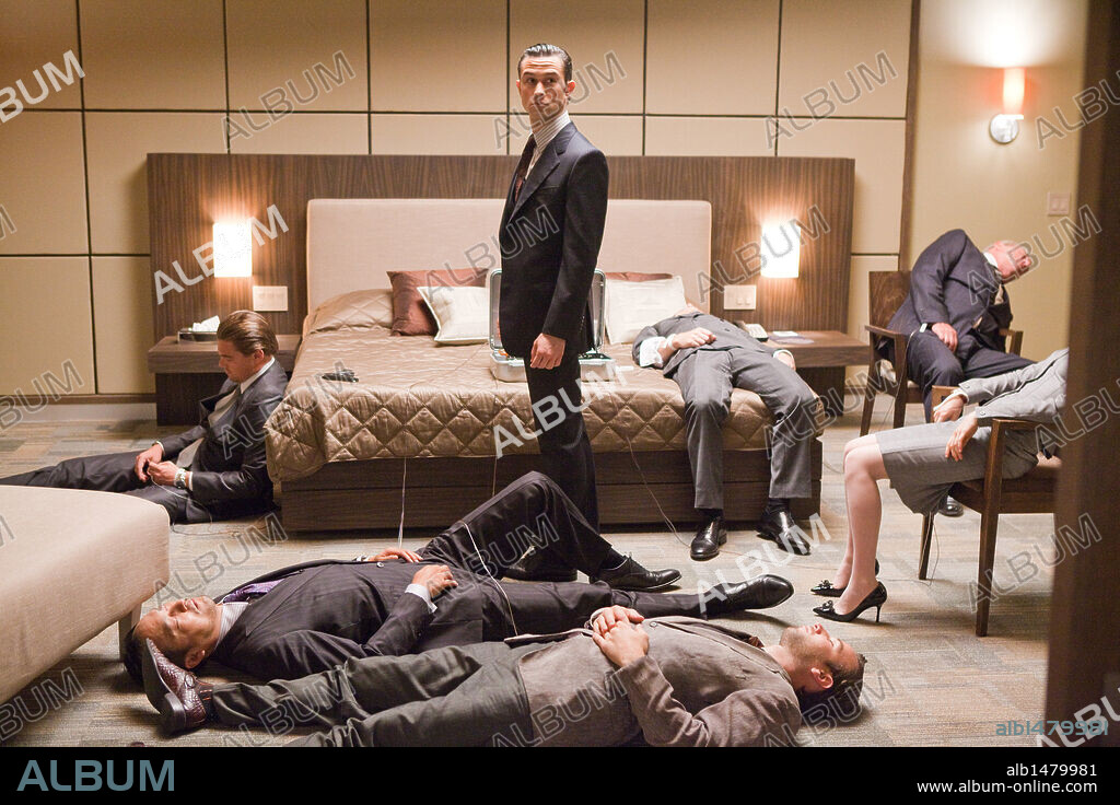 TOM BERENGER, di caprio, JOSEPH GORDON-LEVITT, TOM HARDY, CILLIAN MURPHY, ELLIOT PAGE and KEN WATANABE. CILLIAN MURPHY, ELLIOT PAGE, JOSEPH GORDON-LEVITT, KEN WATANABE, Leonardo DiCaprio, TOM BERENGER and TOM HARDY in INCEPTION, 2010, directed by CHRISTOPHER NOLAN. Copyright WARNER BROSS PICTURES/SYNCOPY/LEGENDARY PICTURES / VAUGHAN, STEPHEN.