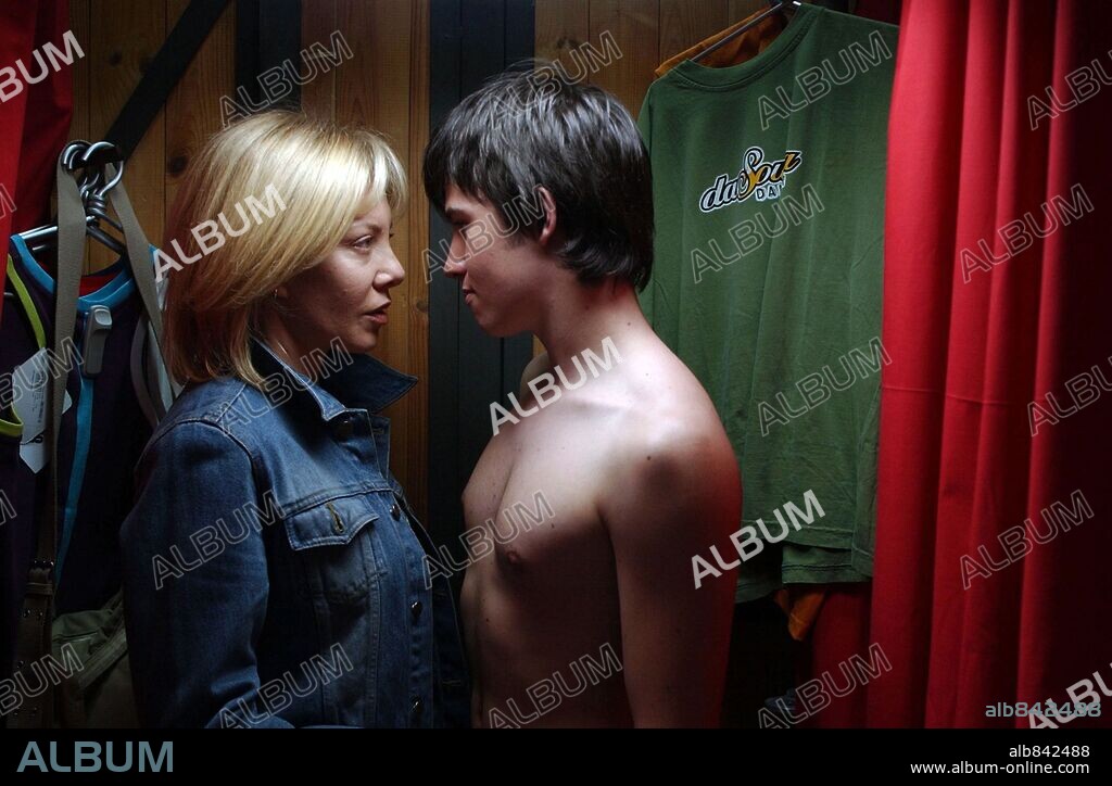 CECILIA ROTH and NACHO ALDEGUER in OTROS DIAS VENDRAN, 2005, directed by EDUARD CORTES. Copyright DIDAC FILMS/ENRIQUE CEREZO PRODUCCIONES CINEMATOGRAFICAS S.A.