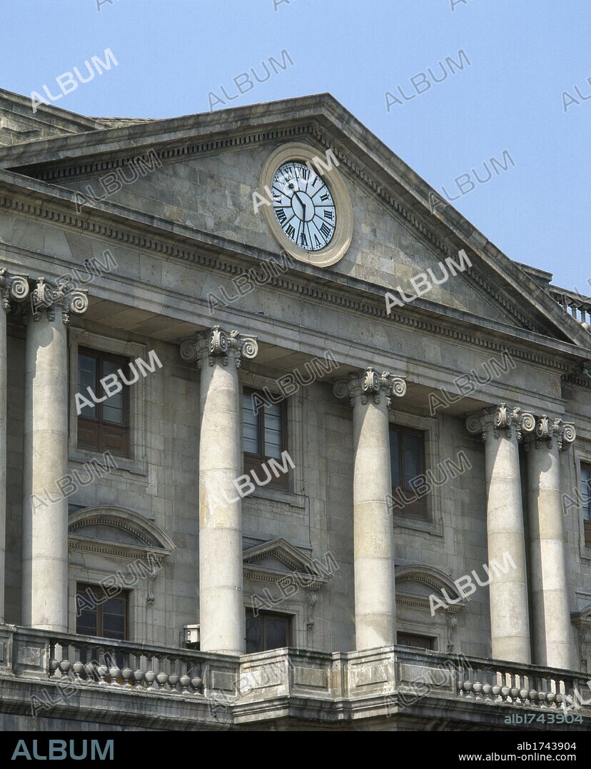 ARTE S. XIX. NEOCLASICO. ESPAÑA. LA LLOTJA (LA LONJA). Edificio neoclásico, reestructurado por Juan SOLER I FANECA en 1772. Restaurado en 1902 para adaptarlo a las diversas funciones que le fueron asignadas. Actualmente es la Escuela de Bellas Artes Sant Jordi. Vista parcial del exterior. BARCELONA. Cataluña.