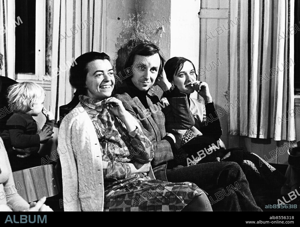 1973.. Orig. bildtext... TV Hem till byn 1973 Not. Anna-Lisa Andersson = Ingrid Ryning Berndt Andersson = Anders Jansson Lillemor Andersson = Gunilla Nyroos Familjen Andersson Anm. Skådespelare TV-serier Publ. i RiR 24/76 40/76 persons: INGRID RYNING;ANDERS JANSSON;GUNILLA NYROOS sites: SVERIGE.
