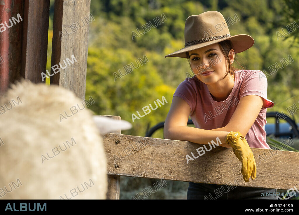 VICTORIA JUSTICE en TAL PARA CUAL, 2022 (A PERFECT PAIRING), dirigida por STUART MCDONALD. Copyright Screen Queensland.