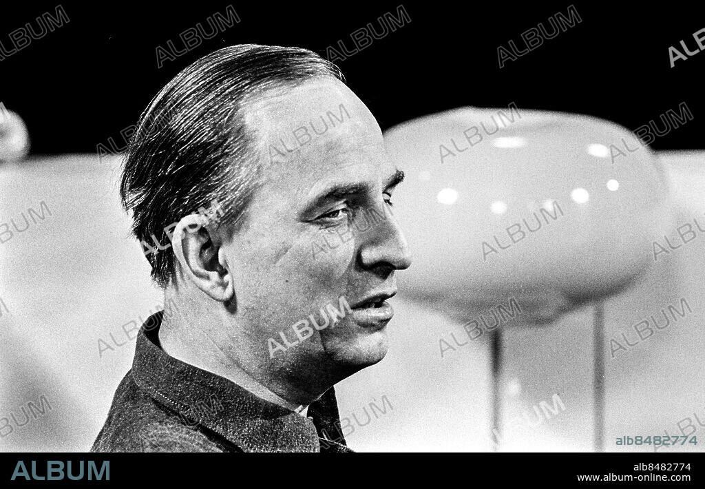 1973-06-04.. Under inspelning av UTMANINGEN. Vad gör vi med vårt dåliga samvete?. TV-program.. Sänt första gången 1973-06-11.. Här ses Ingmar Bergman, film- och teaterregissör.. Foto: Bo-Aje Mellin / RiR / SVT / Kod: 5600. Notis publ. i RiR 24/73 sid. 31.. RiR 20872 sv/v neg.
