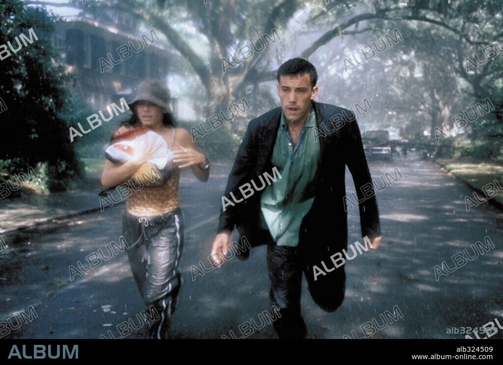 BEN AFFLECK and SANDRA BULLOCK in FORCES OF NATURE, 1999, directed by BRONWEN HUGHES. Copyright TM & DREAMWORKS / MICHAELS, DARREN.