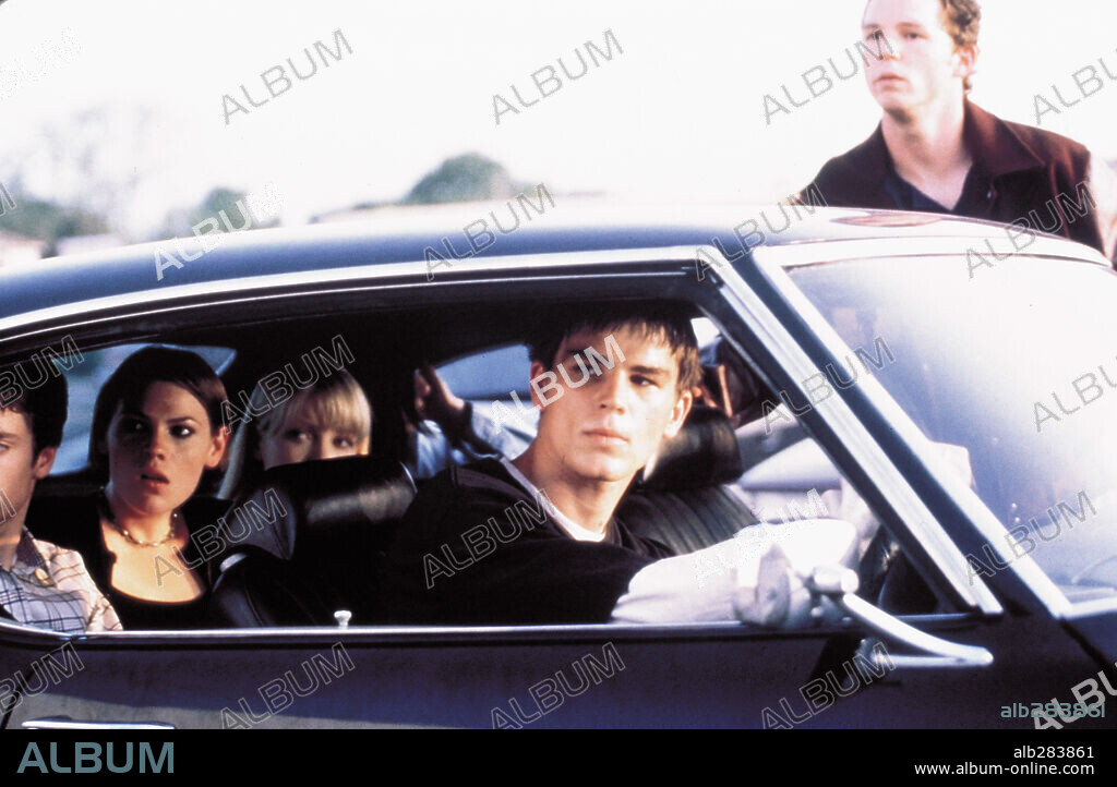 CLEA DUVALL, ELIJAH WOOD, JORDANA BREWSTER, JOSH HARTNETT, LAURA HARRIS and SHAWN HATOSY in THE FACULTY, 1998, directed by ROBERT RODRIGUEZ. Copyright DIMENSION FILMS.