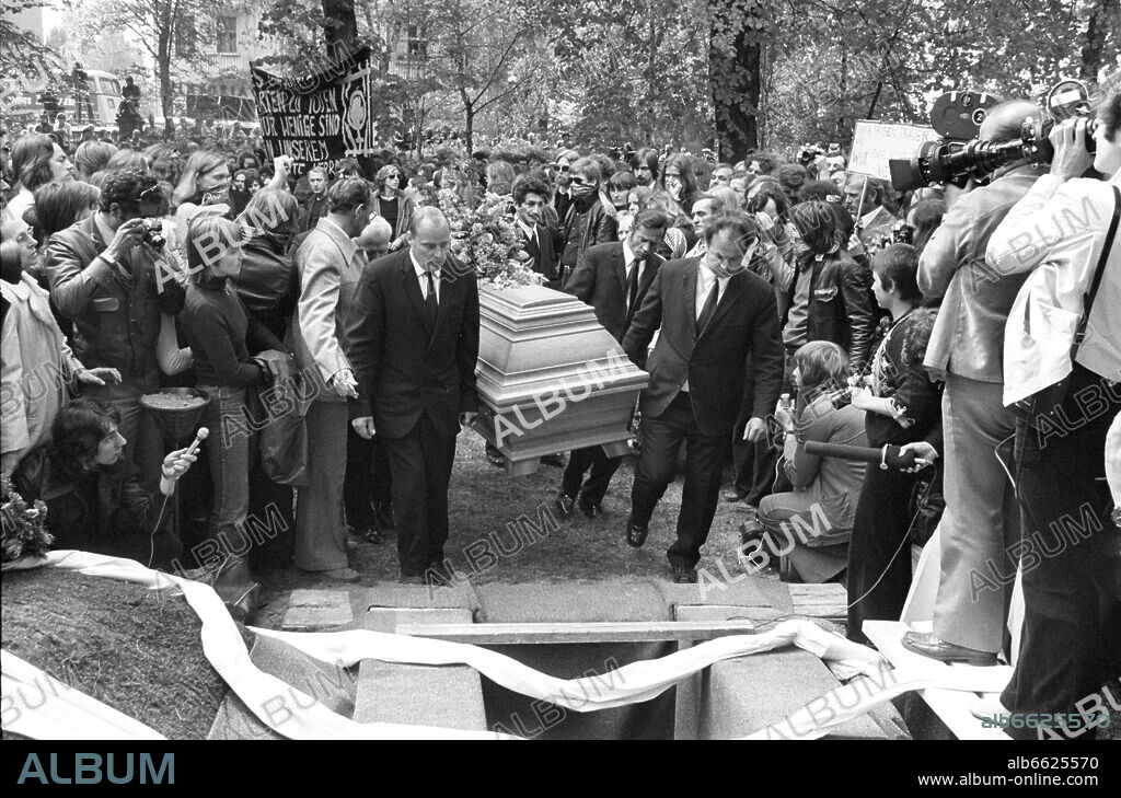 Roughly 3,500 people participated in anarchist Ulrike Meinhof's funeral on the 15th of May in 1976 on the graveyard in Berlin-Tempelhof. Meinhof had hung herself in her cell in Stuttgart-Stammheim on the 9th of May in 1976.

+++(c) dpa - Report+++. 15/05/1976