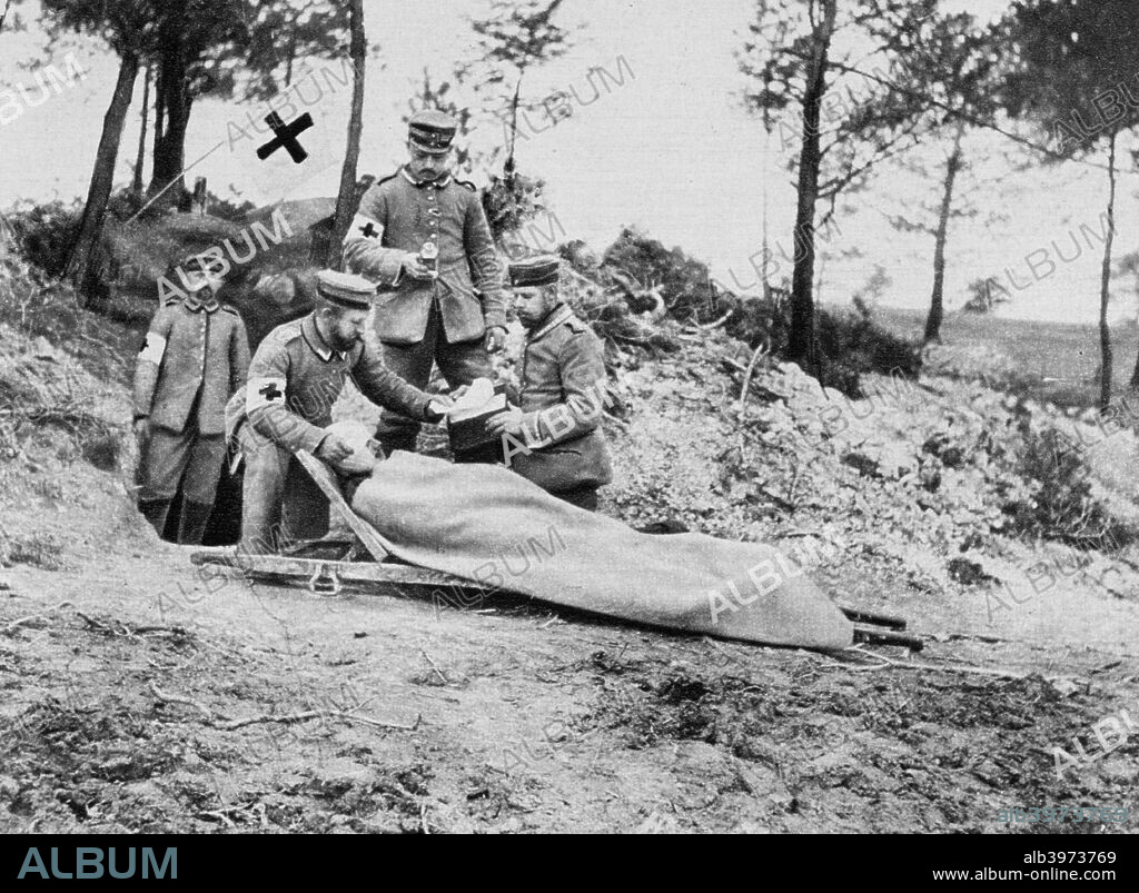 A wounded German soldier at a dressing station, World War I, 1915. A photograph from Der Grosse Krieg in Bildern.