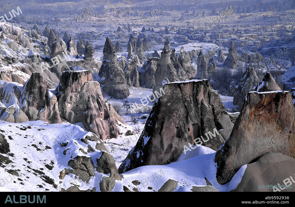 Chimeneas de hada en la niebla.Valle de Göreme.Capadocia.Turquia.