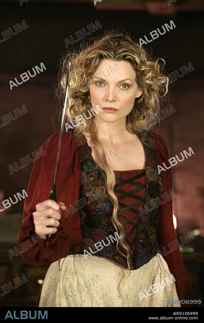 MICHELLE PFEIFFER en STARDUST, 2007, dirigida por MATTHEW VAUGHN. Copyright DI BONAVENTURA PICTURES/INGENIOUS FILM PARTNERS/MARV FILMS.