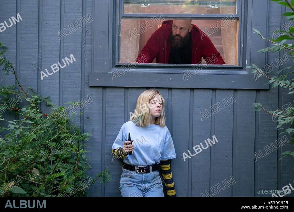 KEVIN JAMES und LULU WILSON in BECKY, 2020, unter der Regie von CARY MURNION und JONATHAN MILOTT. Copyright Quiver Distribution / Redbox Entertainment.