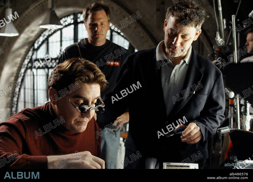 ALFRED MOLINA y SAM RAIMI en SPIDERMAN 2, 2004 (SPIDER-MAN 2), dirigida por SAM RAIMI. Copyright COLUMBIA PICTURES/MARVEL ENTERTAINMENT / MOSELEY, MELISSA.