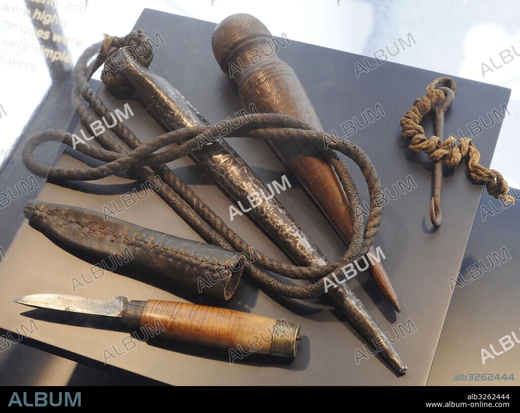 Distintas herramientas utilizadas para el mantenimiento de los barcos de vela. Ganchos para las velas, punzón y cuchillo con vaina. Museo Maritimo. Oslo. Noruega.