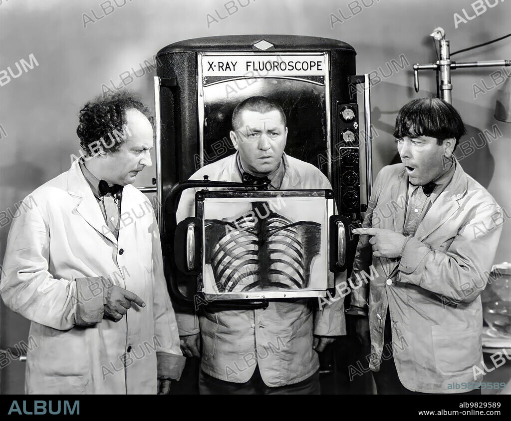CURLY HOWARD, LARRY FINE, MOE HOWARD y THE THREE STOOGES en DIZZY DOCTORS, 1937, dirigida por DEL LORD. Copyright COLUMBIA PICTURES.