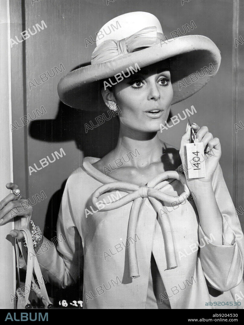 DALIAH LAVI en LOS SILENCIADORES, 1966 (THE SILENCERS), dirigida por PHIL KARLSON. Copyright COLUMBIA PICTURES.