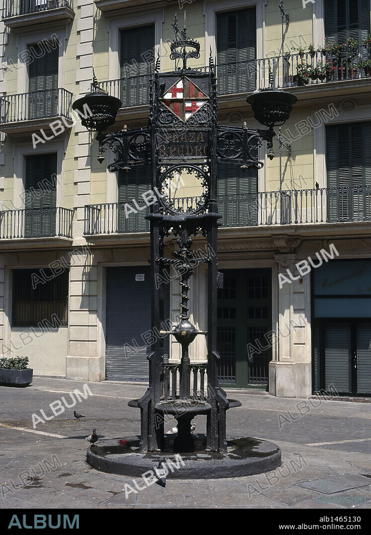 ARTE SIGLO XIX. MODERNISMO. ESPAÑA. FALQUES, Pere (Sant Andreu de Palomar, 1850-Barcelona, 1916). Arquitecto catalán. Desempeñó el cargo de arquitecto municipal de Barcelona. FUENTE DE LA PLAZA DE SAN PEDRO. En hierro forjado y con el escudo de la ciudad. BARCELONA. Cataluña.