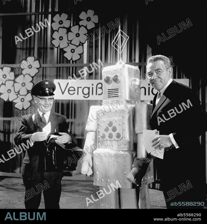 Frankenfeld, Peter Entertainer, Showmaster, 1913-1979. Peter Frankenfeld in seiner Fernsehshow "Vergißmeinnicht" (links: Walter Spahrbier ?). Foto, 1963.