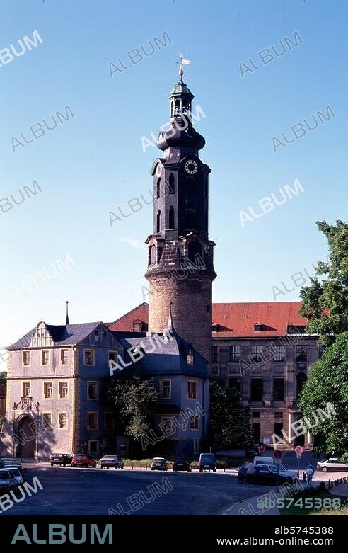 Weimar (Thüringen), Schloß. (15./17. Jh., nach Brand 1789 Wiederaufbau unter Goethes Leitung durch J.A. Arens, N.F.Thouret u. H.Gentz; heute Kunstsammlungen Weimar). Teilansicht: sog. "Bastille" und Schloßturm. Foto.