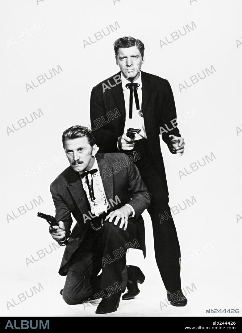 BURT LANCASTER y KIRK DOUGLAS en DUELO DE TITANES, 1957 (GUNFIGHT AT THE O. K. CORRAL), dirigida por JOHN STURGES. Copyright PARAMOUNT PICTURES.