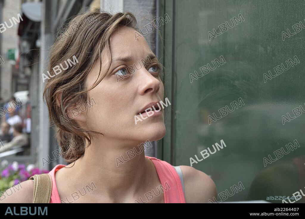 MARION COTILLARD en DOS DIAS, UNA NOCHE, 2014 (DEUX JOURS, UNE NUIT), dirigida por JEAN-PIERRE DARDENNE y LUC DARDENNE. Copyright LES FILMS DU FLEUVE.