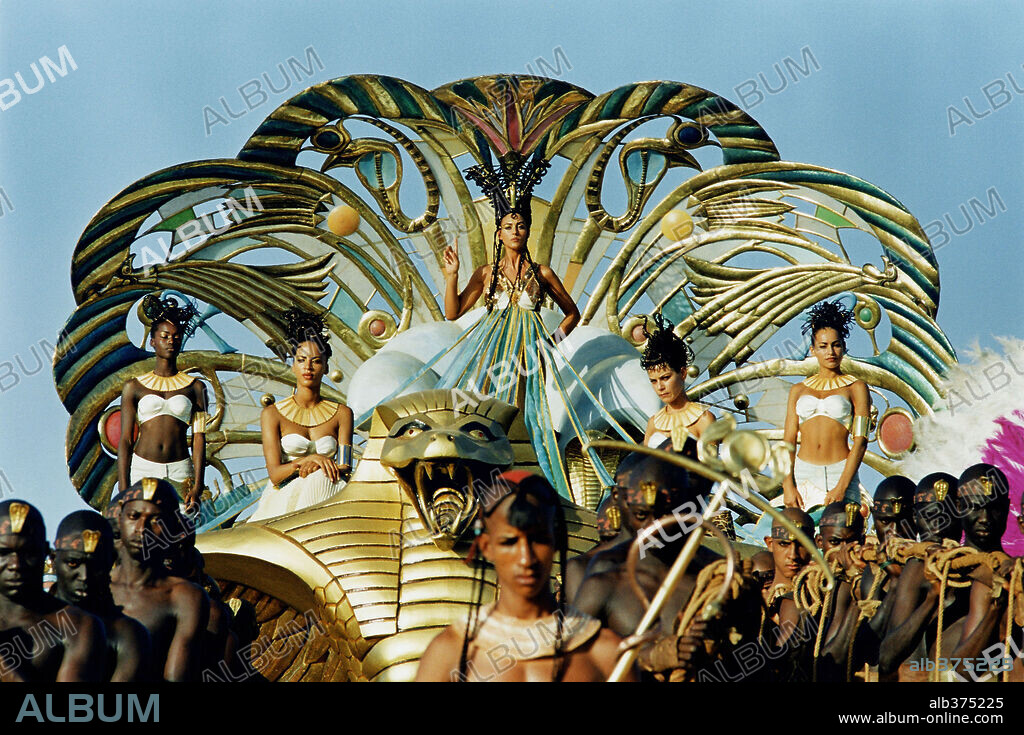 MONICA BELLUCCI in ASTERIX & OBELIX: MISSION CLEOPATRA, 2002 (ASTERIX ET OBELIX, MISSION CLEOPATRE), directed by ALAIN CHABAT. Copyright RENN PRODS/TF1 FILMS PRODUCTIONS.
