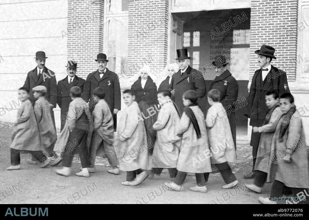 6 diciembre 1917. En el asilo de santa Cristina. El ministro de la Gobernación, vizconde de  Matamala (1), con el presidente de la asociación Madrileña de Caridad, Sr. García Molinas (2), y el gobernador Civil, Sr. López Ballesteros (3), durante su visita de ayer tarde A los Nuevos Pabellones.