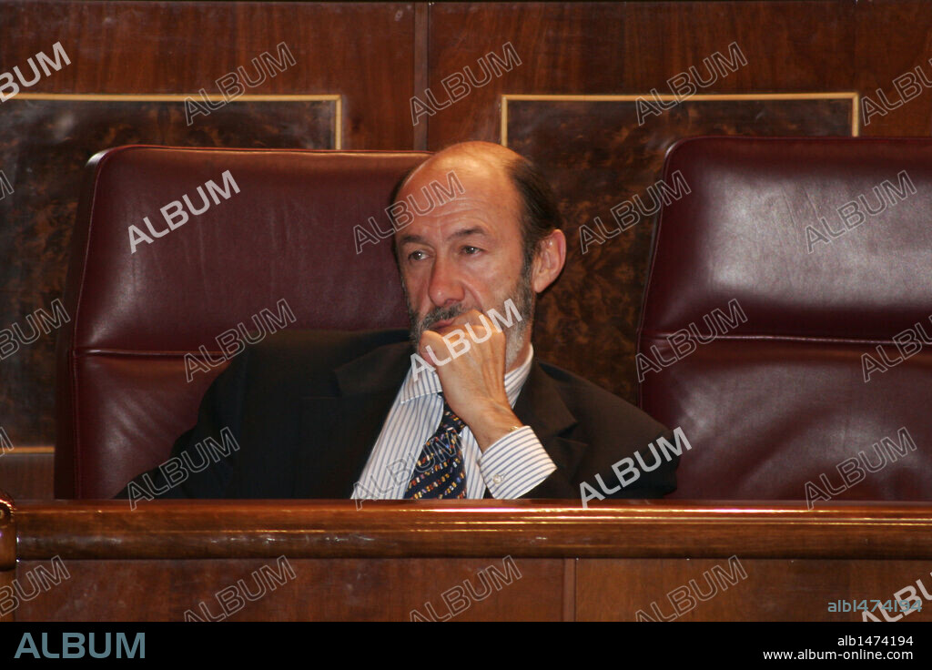 ALFREDO PEREZ RUBALCABA (1951-2019). Político español, miembro del PSOE. Ministro de Educación y Ciencia (junio 1992-julio 1993), y de la Presidencia (julio 1993-mayo 1996), durante los mandatos de Felipe González, y Ministro del Interior desde abril de 2006 (gobierno de Rodríguez Zapatero). RUBALCABA EN SU ESCAÑO DEL CONGRESO, DURANTE UNA SESION DE CONTROL AL GOBIERNO, QUE SE CELEBRA TODOS LOS MIERCOLES. Madrid, 25 de mayo del 2005.