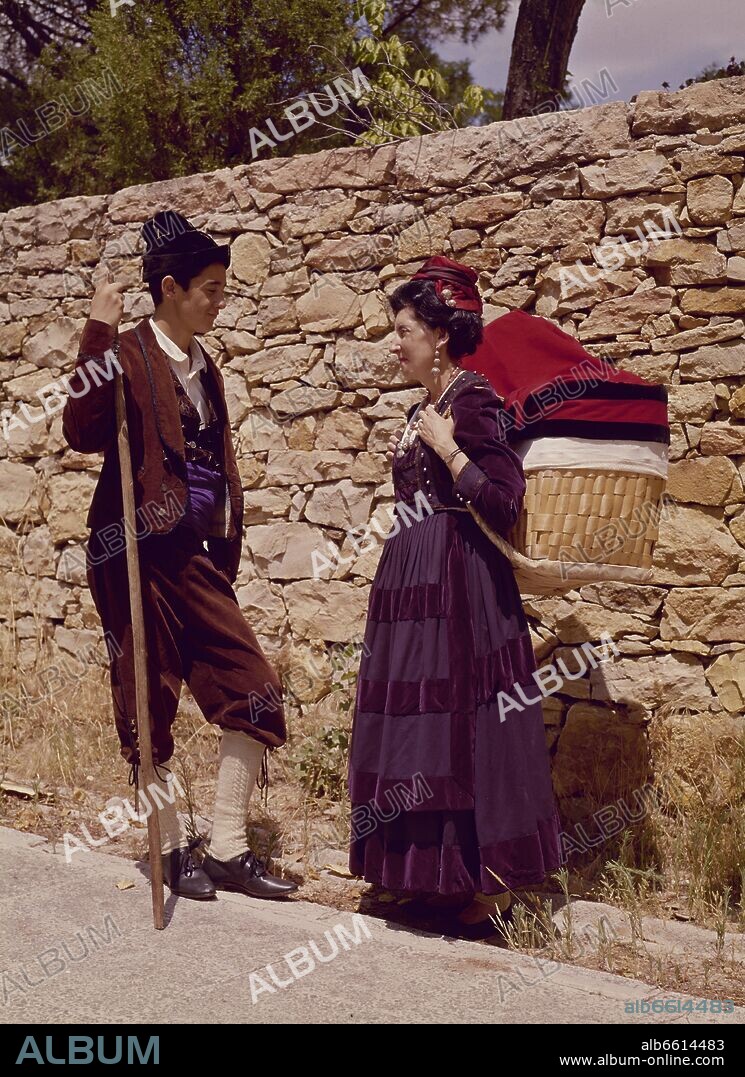 PAREJA DE PASIEGOS DE VEGA DEL PAS, SANTANDER, AMA DE CRIA CON CUEVANO NIÑERO.