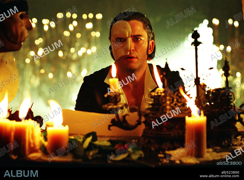 GERARD BUTLER in THE PHANTOM OF THE OPERA, 2004, directed by JOEL SCHUMACHER. Copyright WARNER BROS. PICTURES / BAILEY, ALEX.