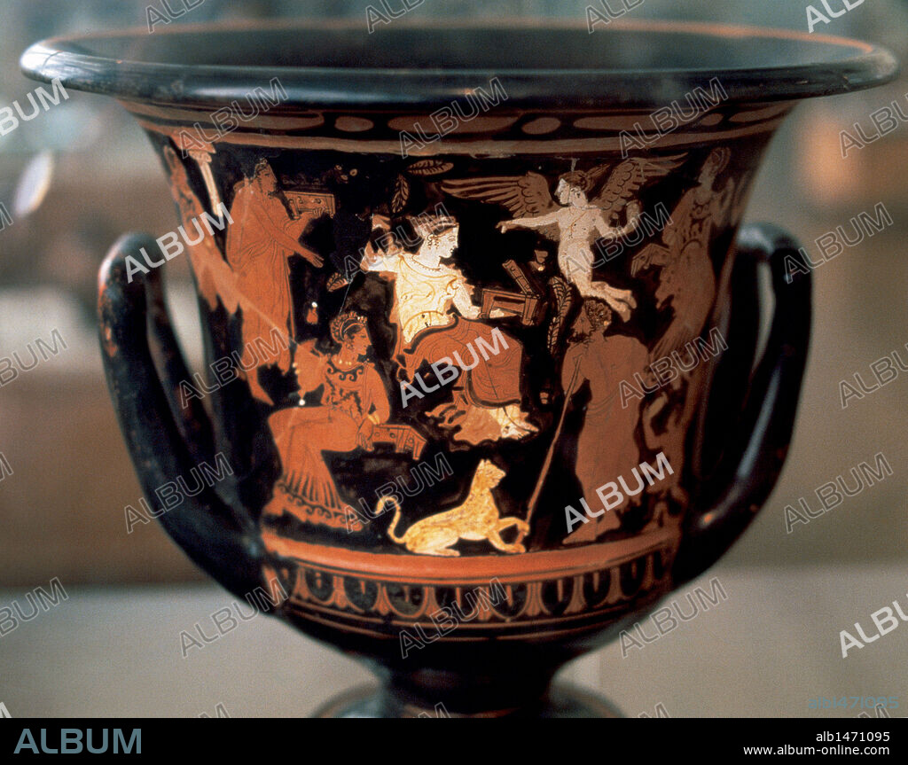 ARTE GRIEGO. GRECIA. CRATERA de figuras rojas que REPRESENTA FIESTAS OCIOSAS. Fechada en el s. IV aC Museo Arqueológico Nacional. Atenas.