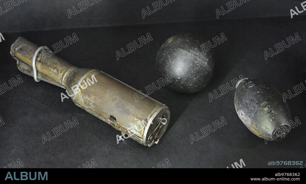 Primera Guerra Mundial (1914-1918). De izquierda a derecha: granada de mano RG-14 (PT-14) (Rusia); granada de mano Lemon N.15 Mk I ("naranja") (Gran Bretaña y Rusia) y granada de mano Lemon N.16 Mk I (Gran Bretaña). Utilizadas para el entrenamiento de los fusileros letones. Museo de la Guerra de Letonia. Riga.
