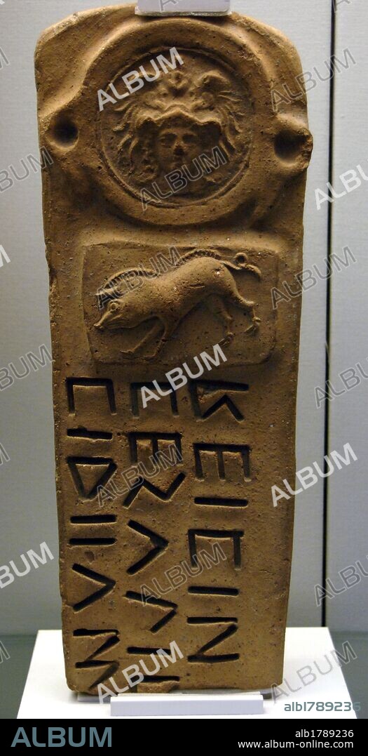 IDIOMA OSCO. Marcador del límite de un área sagrada, con inscripción en Osco y decorado con relieves de la diosa ATENEA con casco y un VERRACO. Terracota. Fechada hacia 300-100 a. C. Procede de una tumba cerca de Capua. Museo Británico. Londres. Inglaterra. Reino Unido.