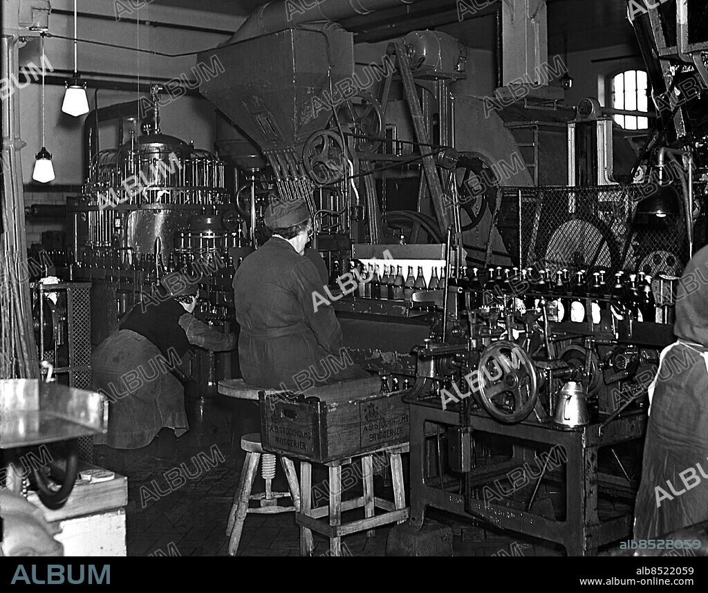 ARKIV 1941 . Flaskpåfyllning i Hamburgerbryggeriet.. Brewery.. Foto: TT / Kod 1900.