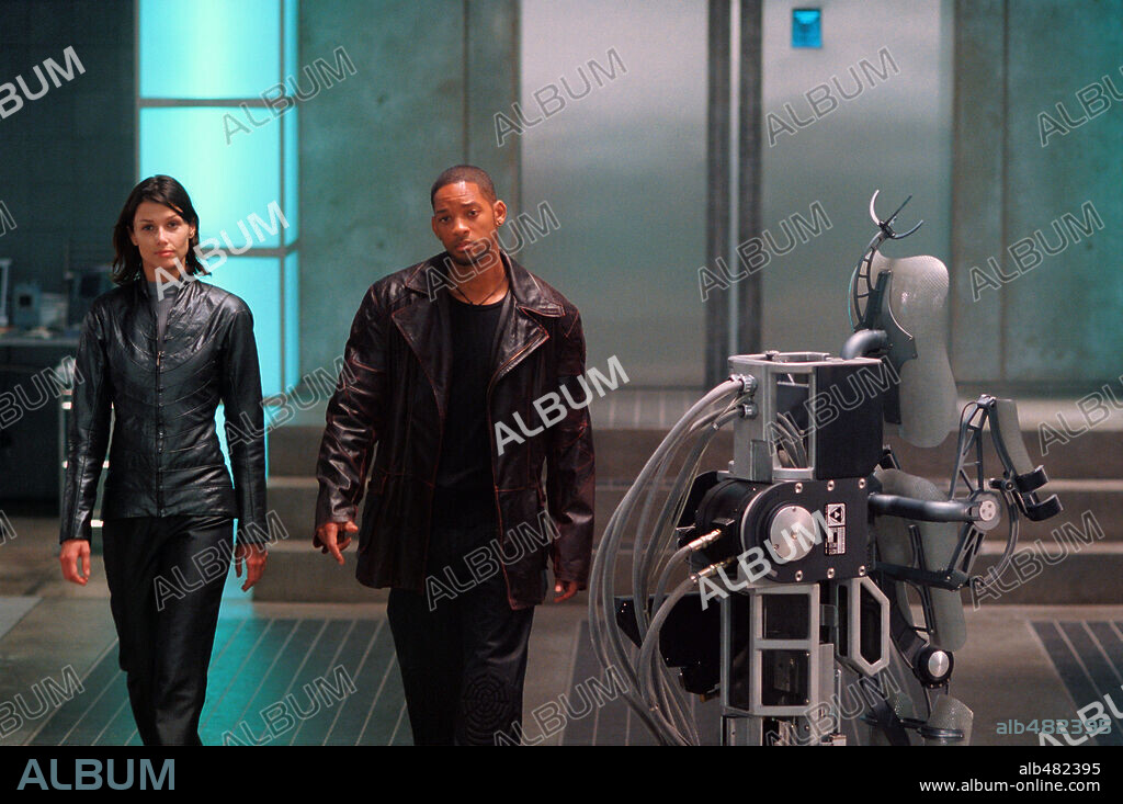 BRIDGET MOYNAHAN and WILL SMITH in I, ROBOT, 2004, directed by ALEX PROYAS. Copyright 20TH CENTURY FOX / GERLITZ, AVA V.