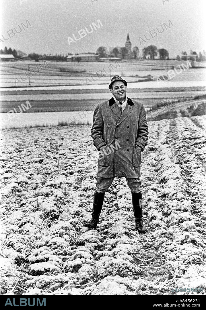 SORUNDA 1968-12-17.. Lars Widding, författare och journalist, verksam i Expressen 1950-1985, mitt i Sorunda där hans roman "På ryttmästarns tid", som ska läsas som radioföljetong, utspelar sig. I bakgrunden ses den gamla kyrkan.. Foto: Bo-Aje Mellin / RiR / SVT / Kod: 5600. Reportage publ. i RiR 3/69 sid. 7-9 inför två radioprogram.. RiR 19311 sv/v neg  . Handen i fickan.
