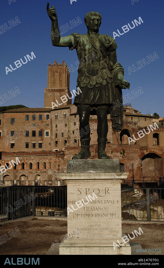 TRAJANO, Marco Ulpio (Marucs Ulpius Traianus) (53-117). Emperador romano (98-117) de la Dinastía de los Antoninos. ESTATUA DE TRAJANO en la VIA DEL FORO IMPERIAL. Al fondo, el MERCADO DE TRAJANO. ROMA. Italia.