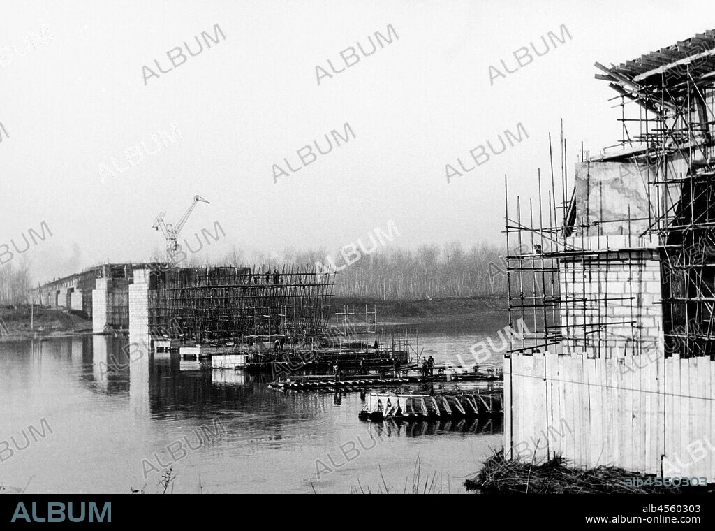 Construction of a bridge over po river. piacenza. Italy 1958.