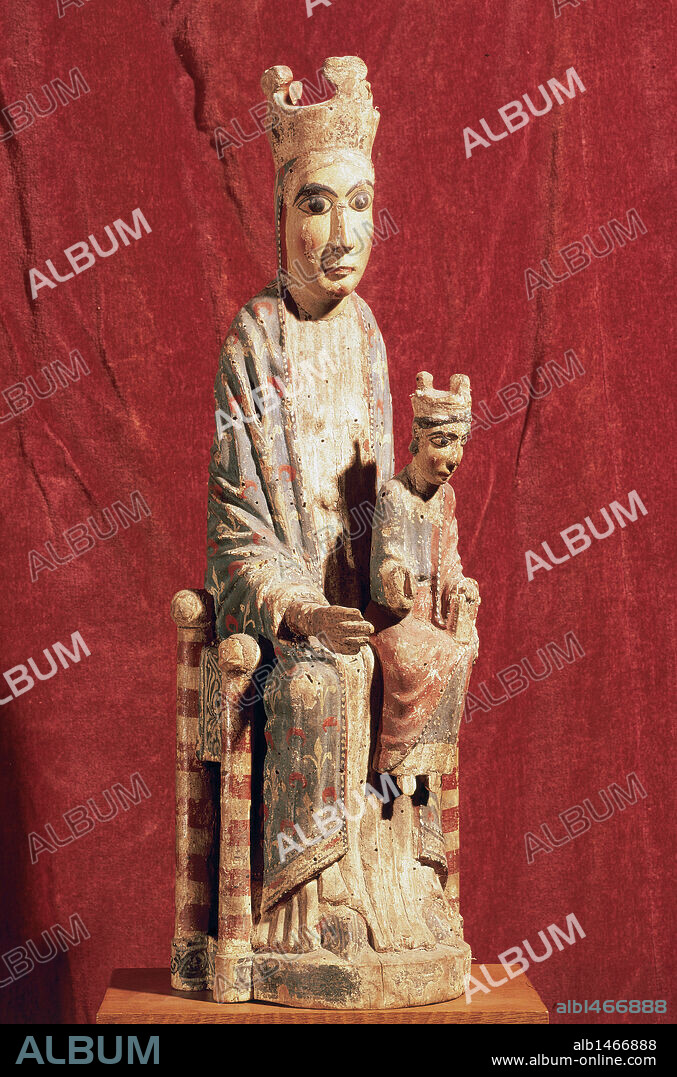 ARTE ROMANICO. ESPAÑA. "VIRGEN SEDENTE CON EL HIJO SOBRE LA RODILLA IZQUIERDA DE SU MADRE". Talla policromada. Una de las formas escultóricas más representativas del románico, grupo Virgen-Niño. Procedencia: Cataluña. Lugar, incierto. Museo Nacional de Arte de Cataluña. Barcelona.