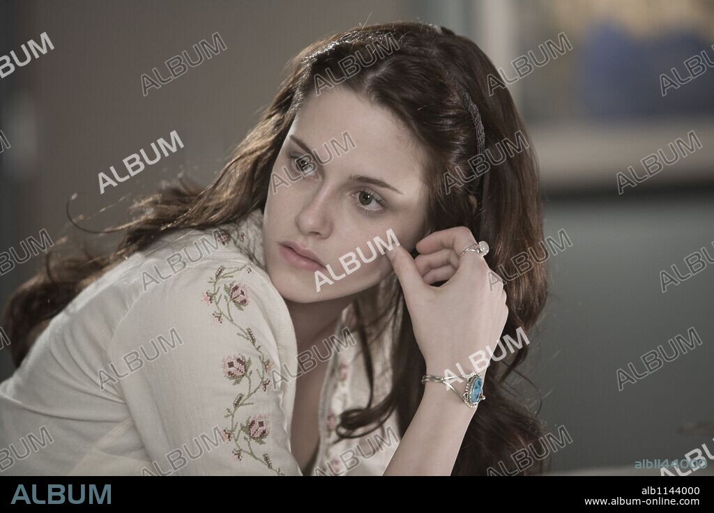KRISTEN STEWART in TWILIGHT, 2008, directed by CATHERINE HARDWICKE. Copyright IMPRINT ENTERTAINMENT/MAVERICK FILMS/SUMMIT ENTERTAINMENT/ / SOREL, PETER.