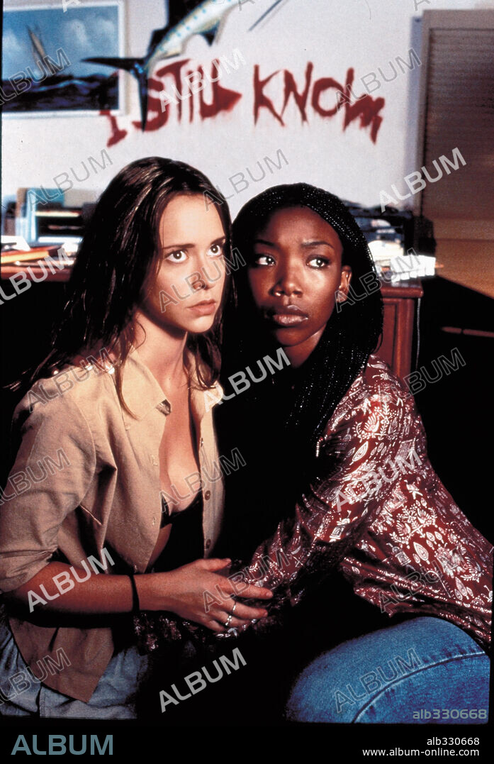 BRANDY and JENNIFER LOVE HEWITT in I STILL KNOW WHAT YOU DID LAST SUMMER, 1998, directed by DANNY CANNON. Copyright MANDALAY ENTERTAIMENT / BALDWIN, SIDNEY.